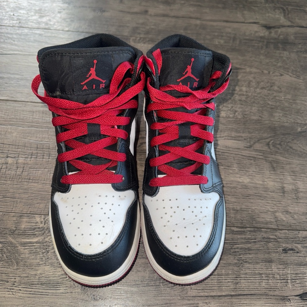 Air Jordan 1 Mid GS 'Gym Red Black Toe big kids